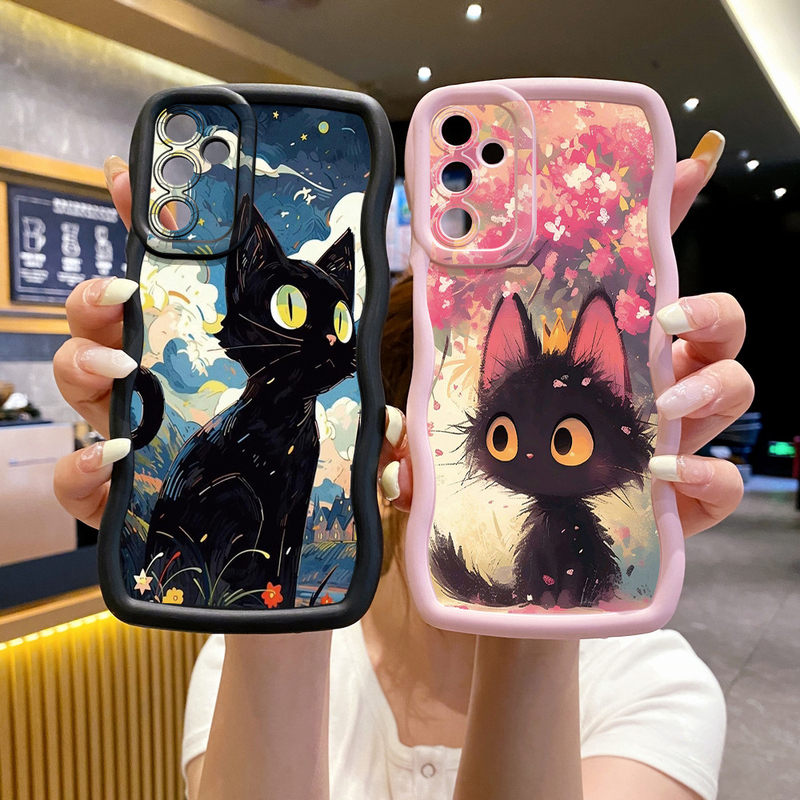 Aizsargājošs telefona maciņš ar viļņotu malu un mīlīgu kaķu pāri, kas paredzēts Samsung tālrunim. 