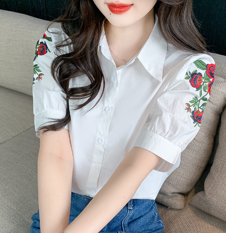 Καλοκαιρινό πουκάμισο με κέντημα και κοντά μανίκια σε δύο σχέδια