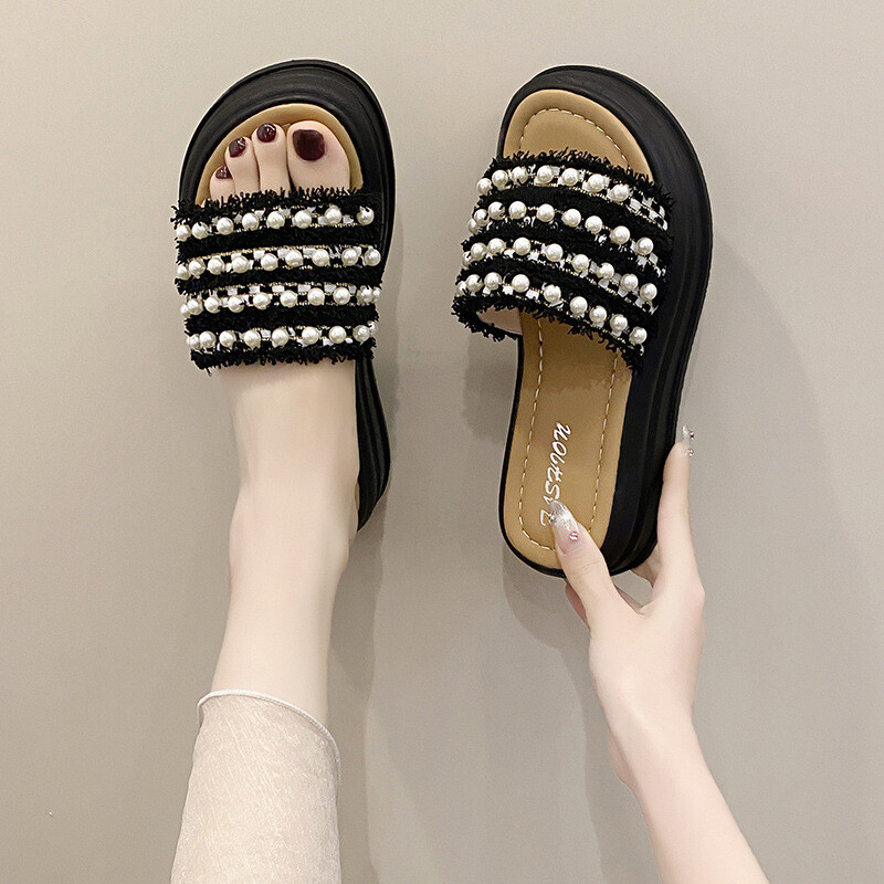 Aktuális női papucs magas talppal, dekorgyöngyökkel két színben