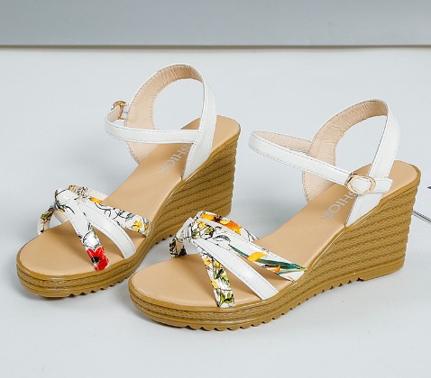 Moteriškos basutės su platforma