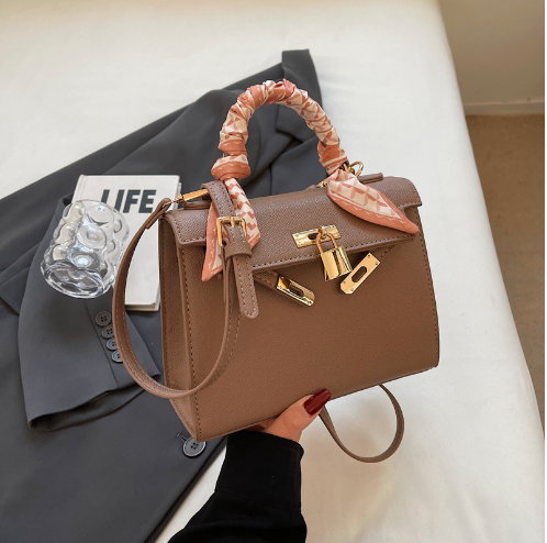 Moderna ženska torba od eko kože sa metalnim elementom