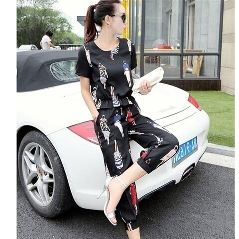 Ženski ljetni komplet - bluza i hlače s printom u boji