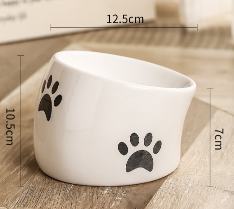 Valge keraamiline kauss koeratoidu jaoks