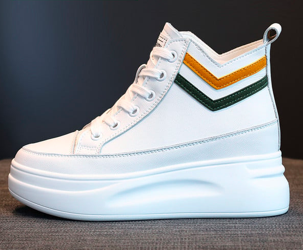 Naiste tossud kuni pahkluuni varjatud platvormiga