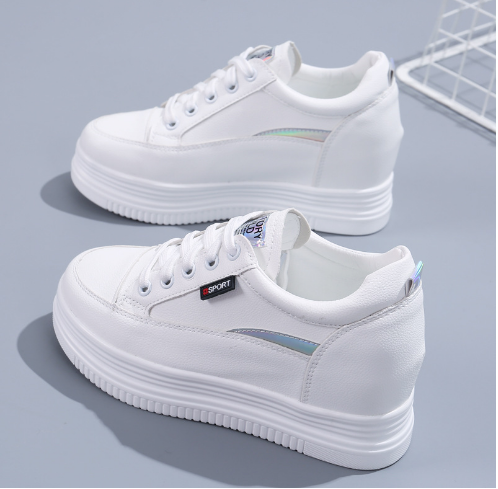 Модерни дамски маратонки с връзки -бял цвят