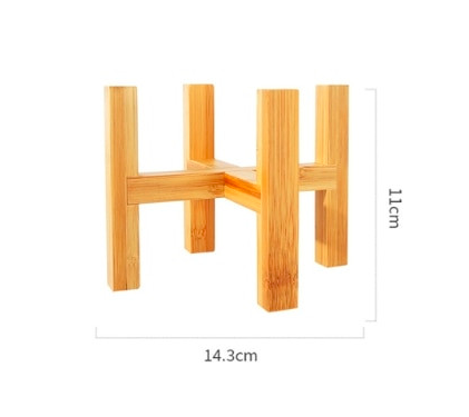 Neljajalgse puidust lillepoti hoidik ja mahlakad lillepoti alused koduaia siseõue kaunistusriiul