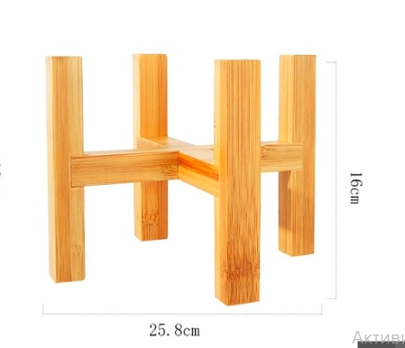 Neljajalgse puidust lillepoti hoidik ja mahlakad lillepoti alused koduaia siseõue kaunistusriiul