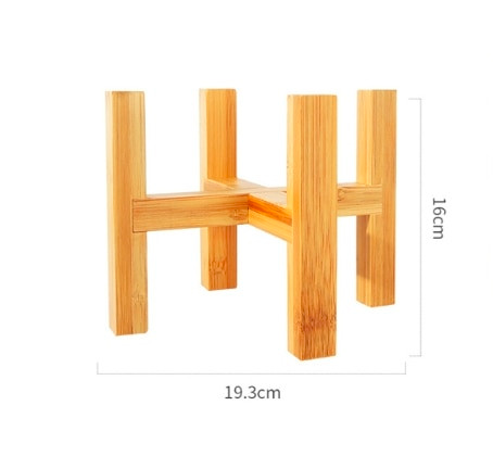 Neljajalgse puidust lillepoti hoidik ja mahlakad lillepoti alused koduaia siseõue kaunistusriiul