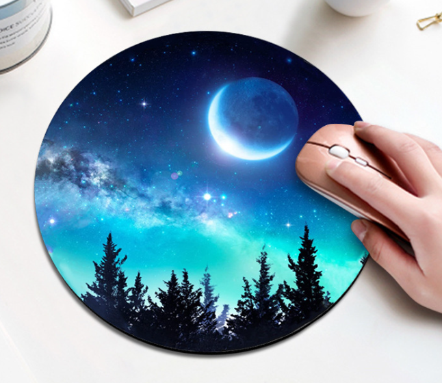 Pine Trees Galaxy egérpad A Tejút a fenyőfák fölé emelkedik Kerek egérszőnyeg Vízálló, kör alakú, csúszásmentes gumitalp