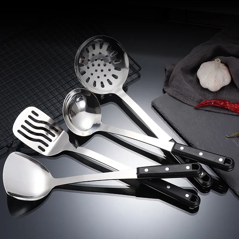 Ēdienu gatavošanas rīku komplekts ar melnu rokturi Nerūsējošā tērauda cepšanas lāpstiņa zupas karote Mājas pārtikas lāpsta Caurduris Jauni virtuves piederumi