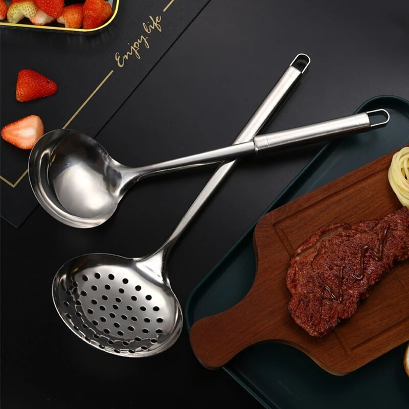 304 Rozsdamentes acél leveses merőkanál Nagyítás Olajfelszívó ramen gombóc Többfunkciós szivárgó lyukú tésztaszűrő Konyhai edények