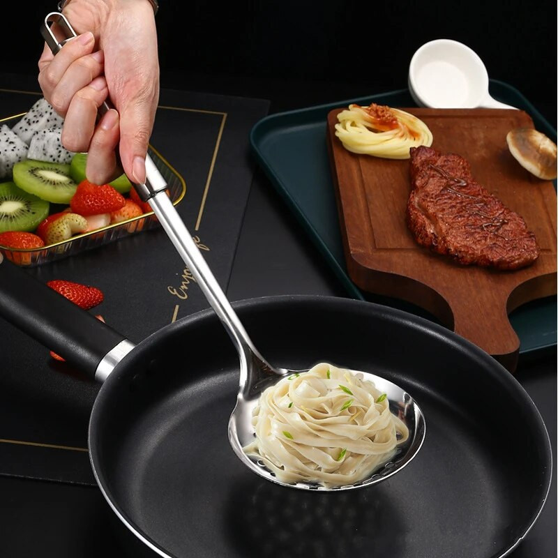 304 Rozsdamentes acél leveses merőkanál Nagyítás Olajfelszívó ramen gombóc Többfunkciós szivárgó lyukú tésztaszűrő Konyhai edények