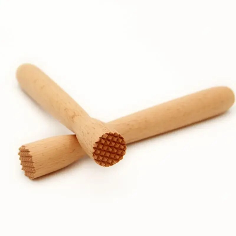 Medžio masyvo grūstos popsicle citrinos sulčių lazdelės maišymas mėtų lapų smulkinimas buko šlifavimas