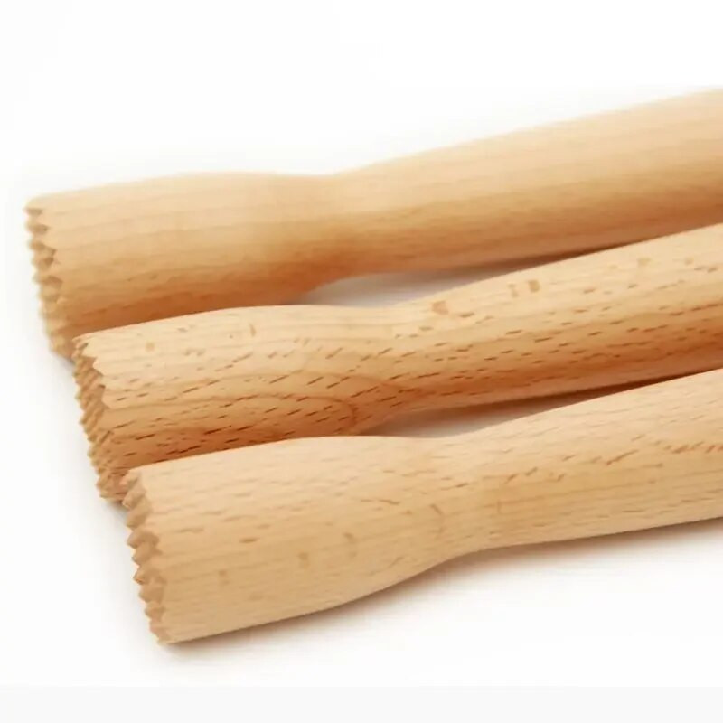 Medžio masyvo grūstos popsicle citrinos sulčių lazdelės maišymas mėtų lapų smulkinimas buko šlifavimas