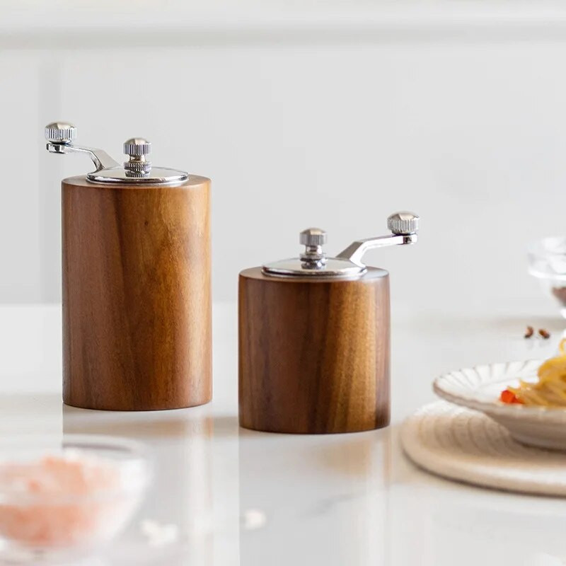 Koka cilindriskā piparu dzirnaviņas ar keramikas slīpēšanas serdi, manuāla koka sāls piparu dzirnaviņas, atkārtoti uzpildāma garšvielu sēklām