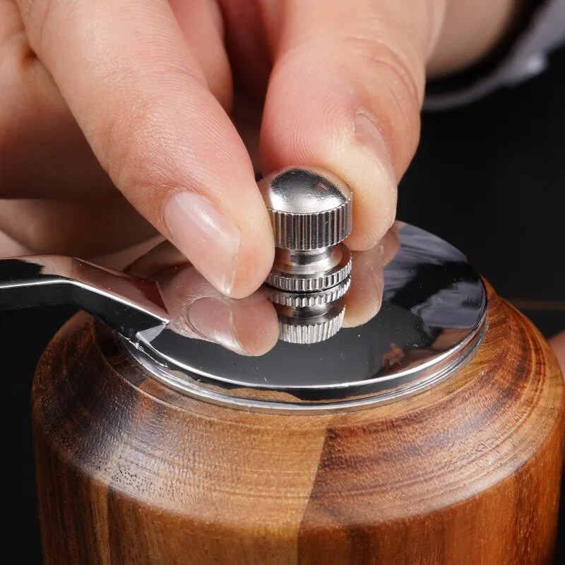 Rankomis sukamas medinis pipirų malūnėlis, vaza / vyno stiklainis / sferinis stilius, prieskonių malūnėlių smulkintuvai, kavos pupelės, druskos plaktuvai, pipirų malūnėlis