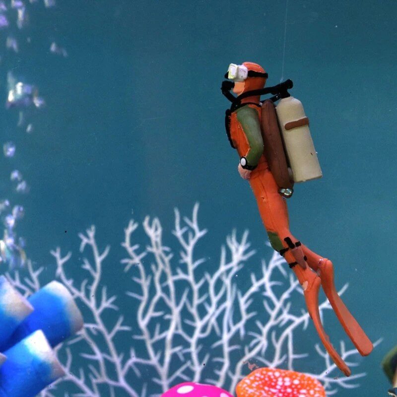 Akvariumo dervos dekoracijos Plaukiojantis naras su skaidriu kamuoliuku ir meškeriojimo valas