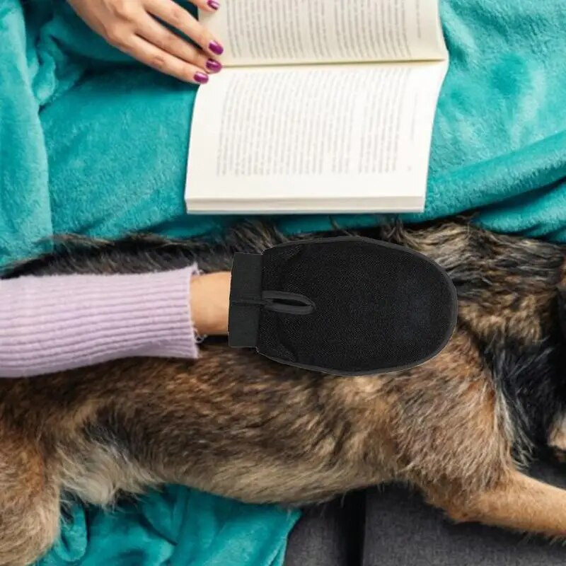 Kačių plaukų pirštinės ir naminių gyvūnėlių kailių šalinimo pirštinės Kačių šunų priežiūros pirštinių šepetys, skirtas plaukų slinkimui.