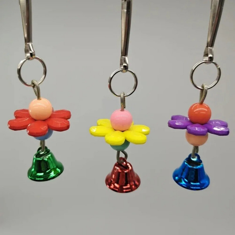 1 vnt. atsitiktinių spalvų paukščių žaislai, skirti papūgos priedams, kramtomieji kabantys narveliai, varpeliai, žaislai paukščiams, reikmenys Vogel Spielzeug