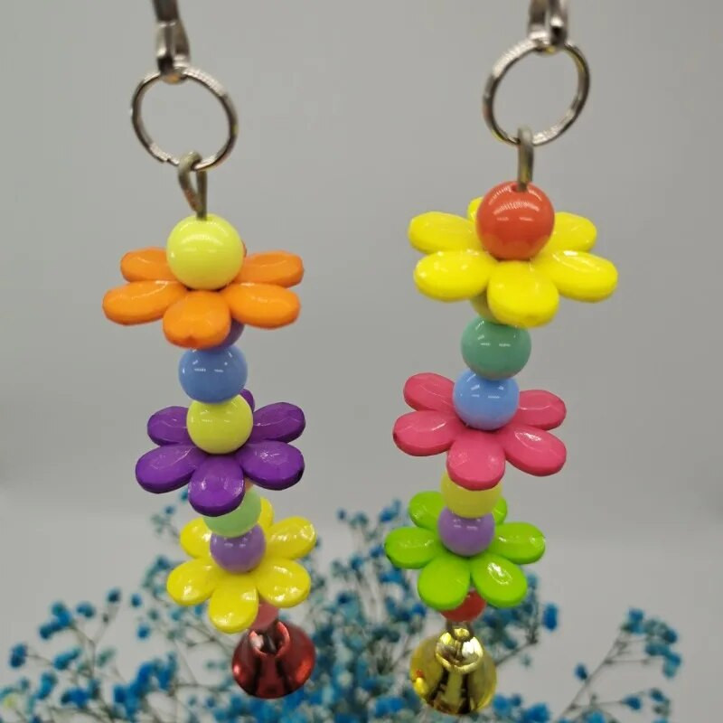 1 vnt. Atsitiktinių spalvų paukščių žaislai papūgoms Priedai Kramtomieji kabantys narveliai Bite Varpelis Žaislas Paukščių reikmenys Žaislai papūgoms Priedai