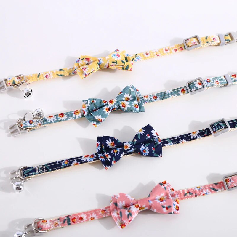 Animal de companie Pisică Guler pentru câine Accesorii pentru animale de companie Colier cu clopoței Cățeluș Guler papion Ajustabil Flori minunate de margarete Accesorii pentru câini de pisică gatos