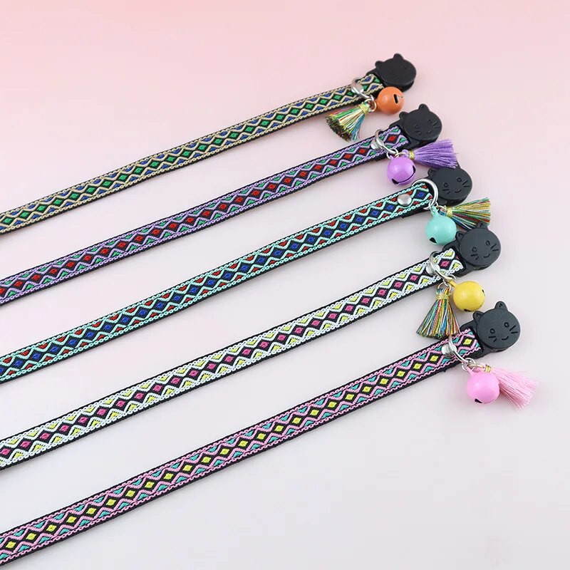 Mājas kaķa kaklasiksnas zvana pušķis Krāsains rombs Etniskā stila mājdzīvnieka kaklasiksna Regulējamas kaķu kaklasiksnas kaķēnu un kucēnu mājdzīvnieku piederumiem