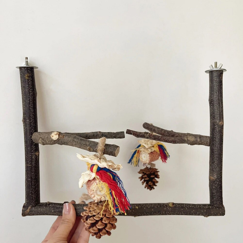 Paukščių ešerių stovas su kankorėžiais ir virviniais papūgos kramtomaisiais žaislais.