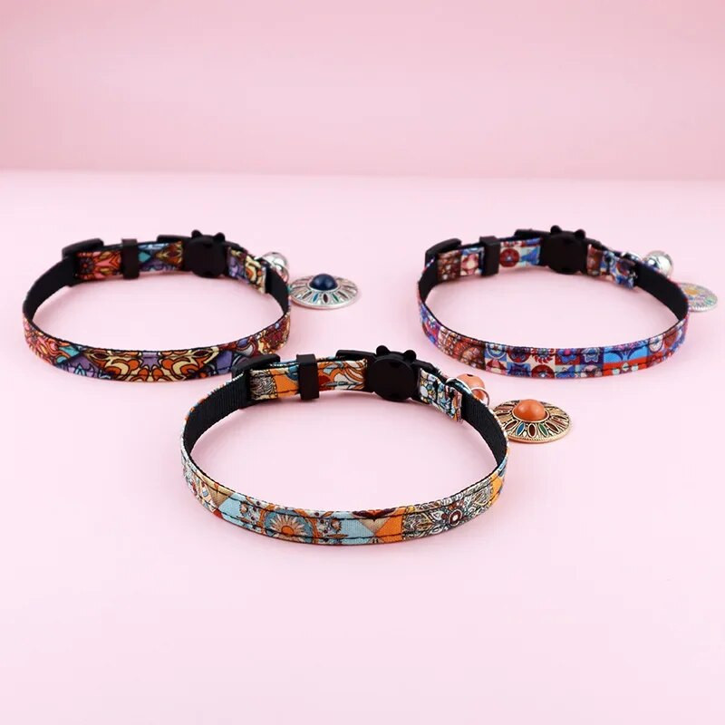 AirTag нашийник за котки, интегриран GPS нашийник за котки с държач за въздушни етикети и звънец, регулируема отделяща се нашийник за котки за момичета момчета котки кученца