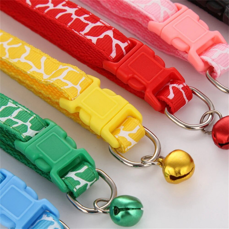 Нова котешка звънче нашийник с пукащ принт Сладък нашийник за малко куче Мек найлонов материал Звънец от неръждаема стомана Аксесоари за колие за малки домашни любимци