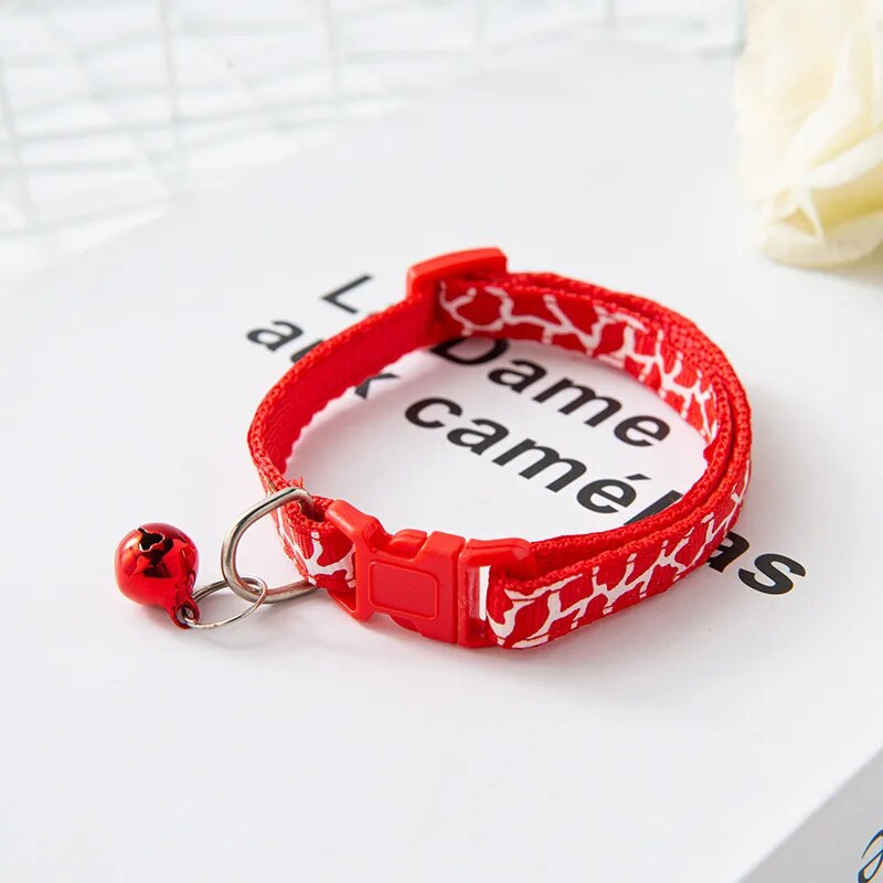 Нова котешка звънче нашийник с пукащ принт Сладък нашийник за малко куче Мек найлонов материал Звънец от неръждаема стомана Аксесоари за колие за малки домашни любимци