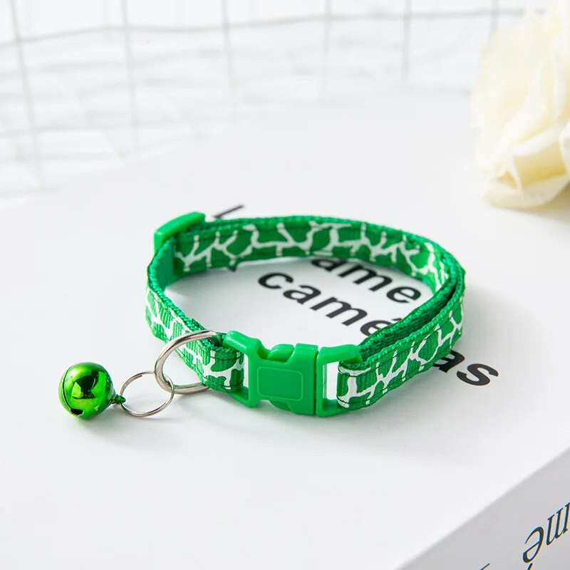 Нова котешка звънче нашийник с пукащ принт Сладък нашийник за малко куче Мек найлонов материал Звънец от неръждаема стомана Аксесоари за колие за малки домашни любимци