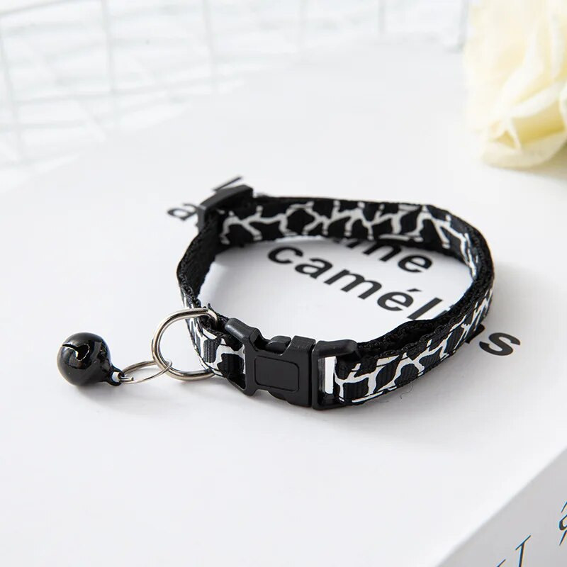 Нова котешка звънче нашийник с пукащ принт Сладък нашийник за малко куче Мек найлонов материал Звънец от неръждаема стомана Аксесоари за колие за малки домашни любимци