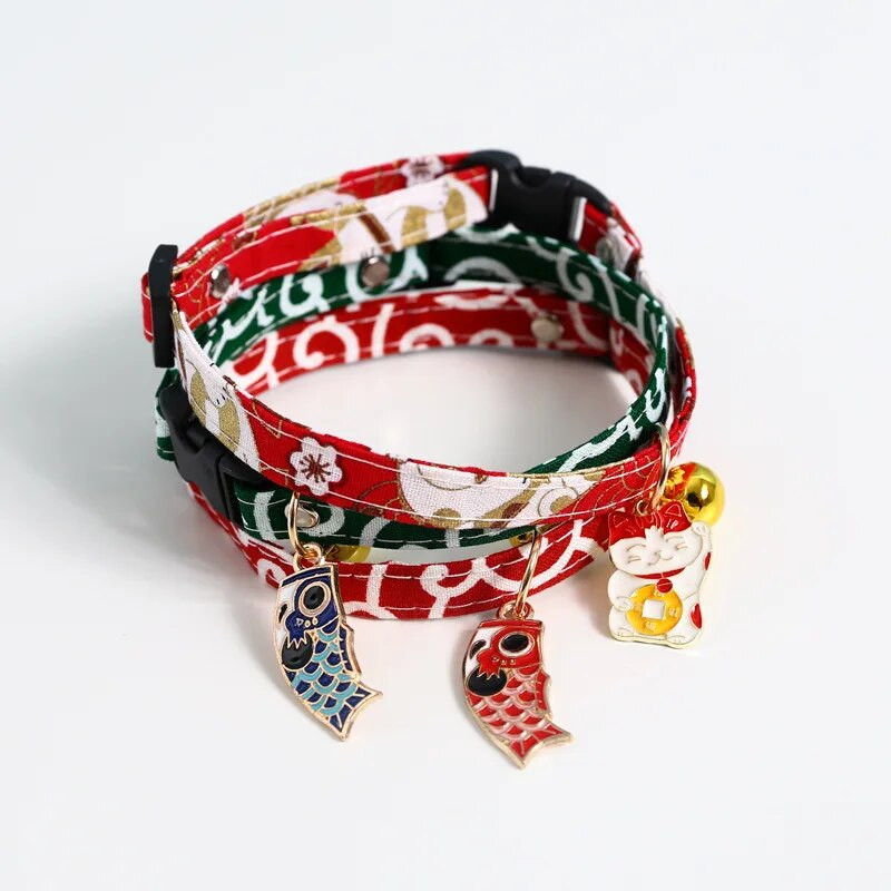 Fortune Котешка звънче нашийник Метална висулка с капки масло Koi Японски регулируем сладък домашен любимец Колие Подходящо за котенца и кученца