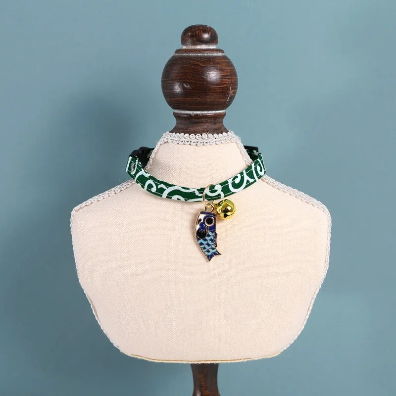 Fortune Котешка звънче нашийник Метална висулка с капки масло Koi Японски регулируем сладък домашен любимец Колие Подходящо за котенца и кученца