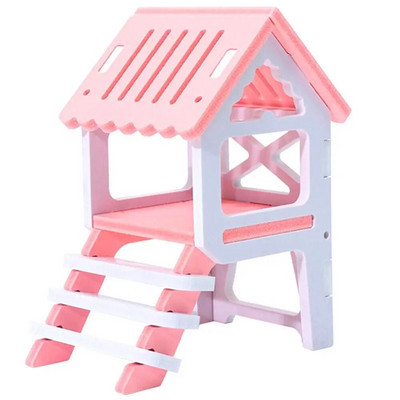 Medinis namas šinšilų žiurkėno lizdo palėpės mažas gyvūnas, žaidžiantis kramtomąjį naminį žaislą