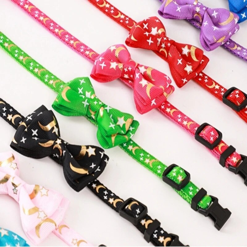 Котешка лък яка с камбанка с горещо щамповане Тъкани звезди и лунна шарка Сваляща се лък яка за кученце котка Регулируема яка за кучета