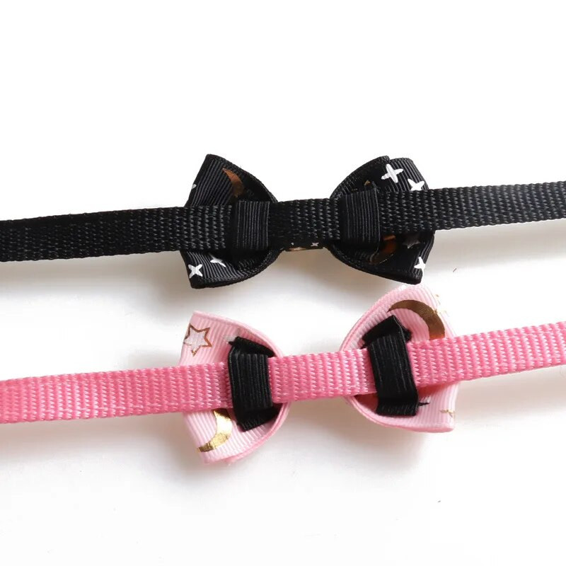 Котешка лък яка с камбанка с горещо щамповане Тъкани звезди и лунна шарка Сваляща се лък яка за кученце котка Регулируема яка за кучета