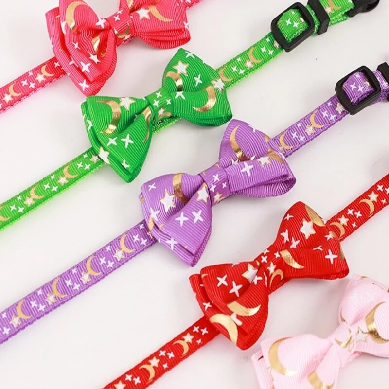 Котешка лък яка с камбанка с горещо щамповане Тъкани звезди и лунна шарка Сваляща се лък яка за кученце котка Регулируема яка за кучета