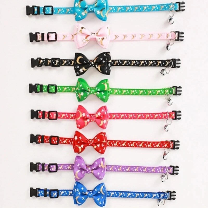 Котешка лък яка с камбанка с горещо щамповане Тъкани звезди и лунна шарка Сваляща се лък яка за кученце котка Регулируема яка за кучета