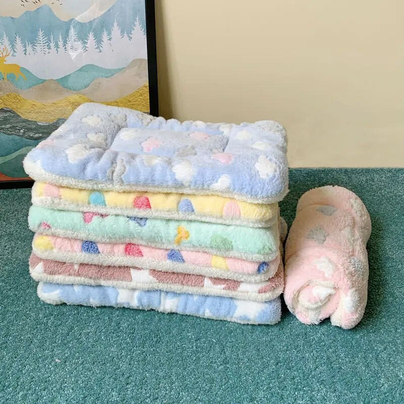 Меки постелки за котки Къси плюшени постелки за спане на домашни любимци за котки Малки кучета Сладка подложка за домашни любимци Одеяло Топла възглавница за коте Аксесоари за котки