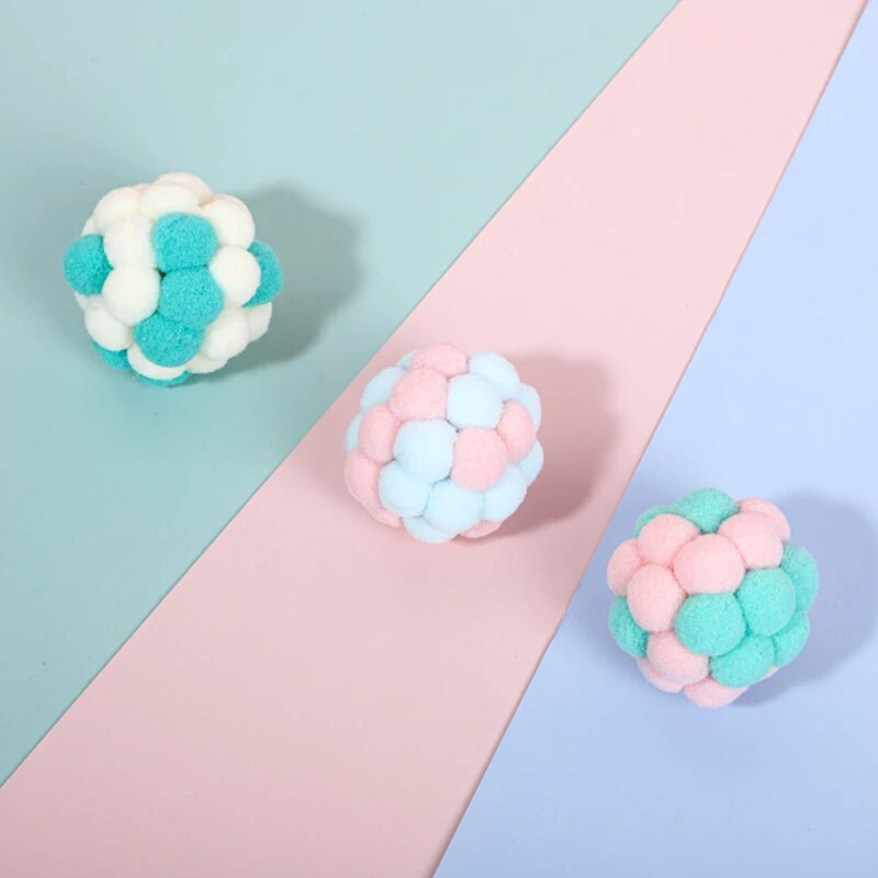 Macska nyikorgó labdajáték Kutyajáték Gyapjúcsengő ugrató macskajáték Színes interaktív játék ajándékdoboz, amely kisállatkellékeket, macskatartozékokat tartalmaz