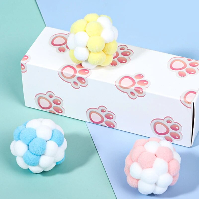 Macska nyikorgó labdajáték Kutyajáték Gyapjúcsengő ugrató macskajáték Színes interaktív játék ajándékdoboz, amely kisállatkellékeket, macskatartozékokat tartalmaz