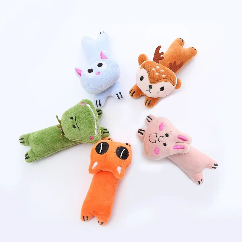 A macskajáték plüssbábok macskagyökér macskákat tartalmaznak, hogy enyhítsék az unalmat, és a macskák kis játékokat kisállatkellékek, macskajátékok interaktívak legyenek