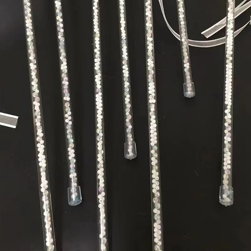 Vicces, interaktív macskajátékok Kawaii plüss fehér bojtos csengő macskabotos játékok kötekedő cicáknak Szalagpálca játékok macskakellékek