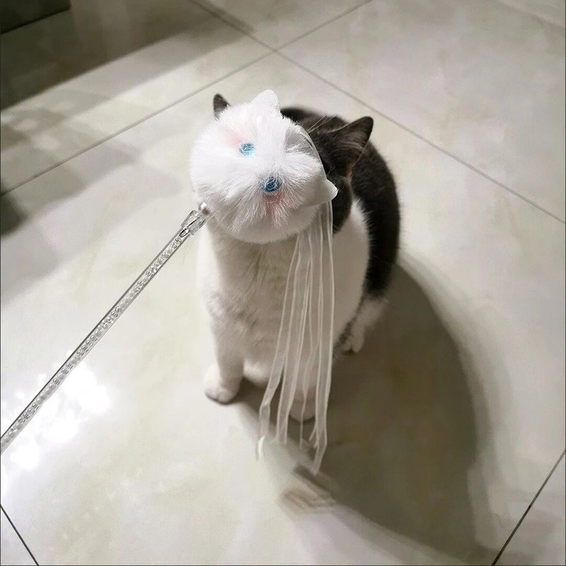 Vicces, interaktív macskajátékok Kawaii plüss fehér bojtos csengő macskabotos játékok kötekedő cicáknak Szalagpálca játékok macskakellékek