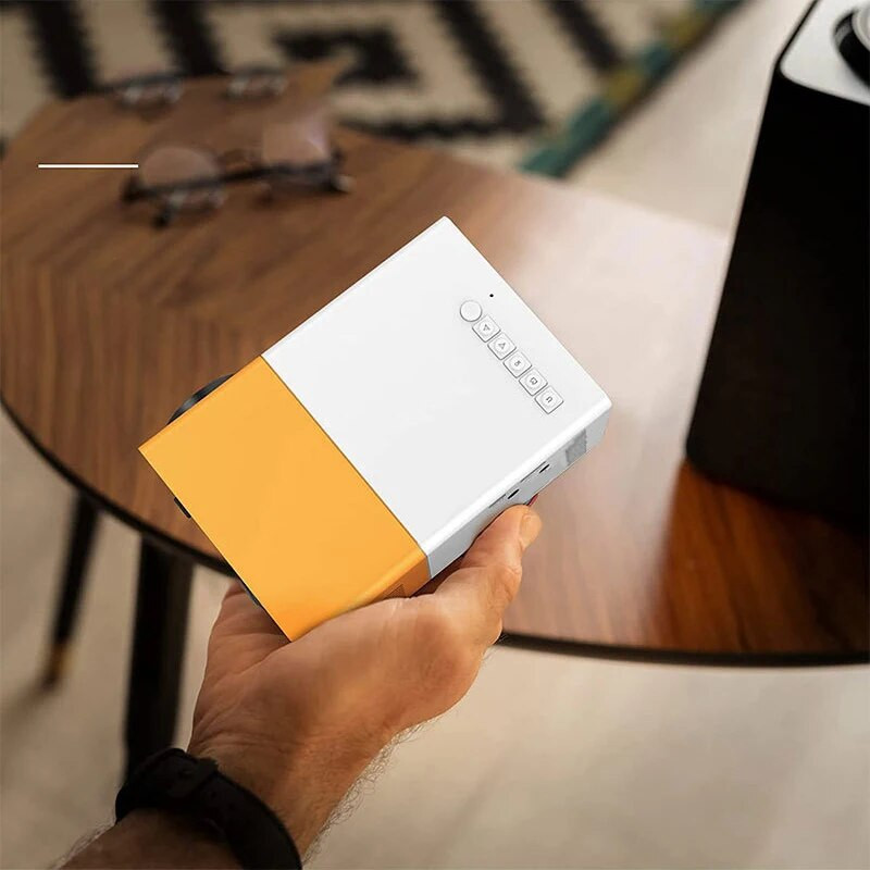 YG300 mini pārnēsājamais projektors īpaši augstas izšķirtspējas atmiņas atbalsts HDTMI USB un SD āra filmu mājas kinozāles projicēšanai