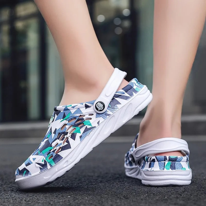 Könnyű férfi papucsok 2023 nyári szakácscipők férfiaknak kültéri gázlóplatform szandálok Soft Beach csúszásgátló sport férfi papucsok