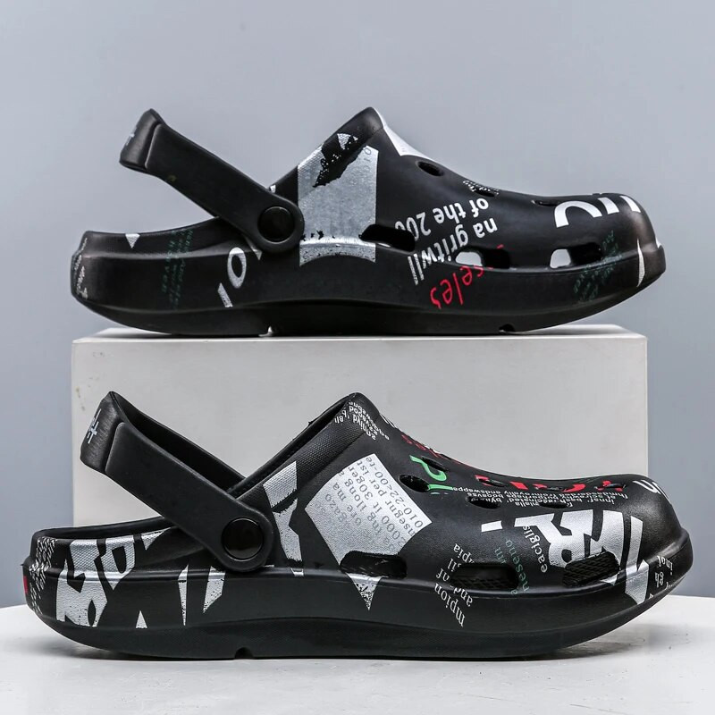 Új nyár Új férfi klumpák Szandálok Könnyű légáteresztő strandpapucsok Csúszásmentes Öszvér Férfi Kerti klumpa Cipők Alkalmi papucsok