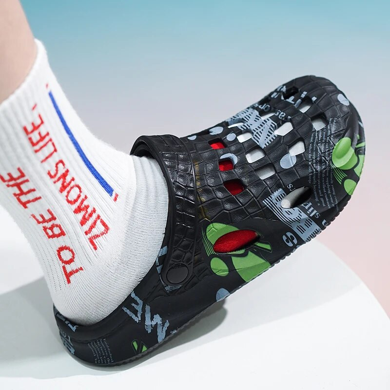 Papucs Férfi nyár 2023 Új csúszásmentes beltéri otthoni divat Vízálló férfi cipők vastag talpú papucs férfi szandál