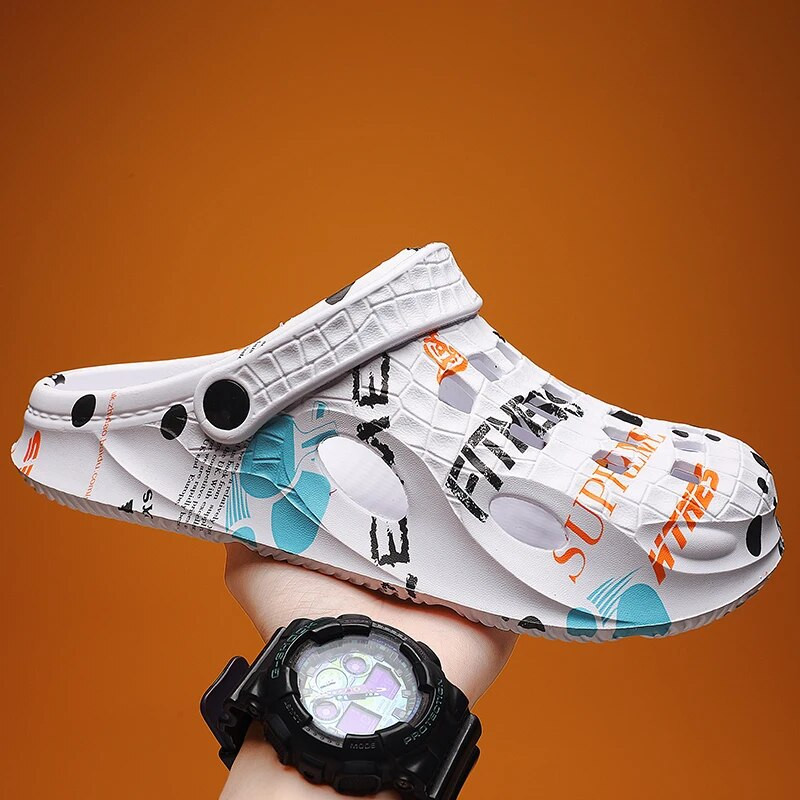 Papucs Férfi nyár 2023 Új csúszásmentes beltéri otthoni divat Vízálló férfi cipők vastag talpú papucs férfi szandál